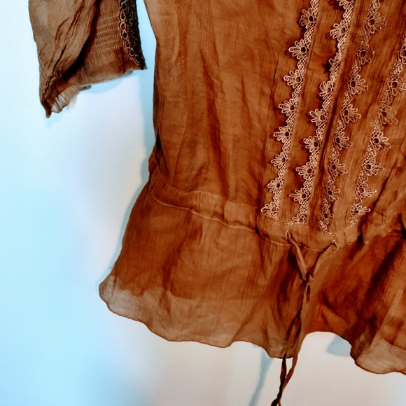 Antilia Femme light weight brown top with lace detail and adjustable waist.  Siz - Picture 4 of 4